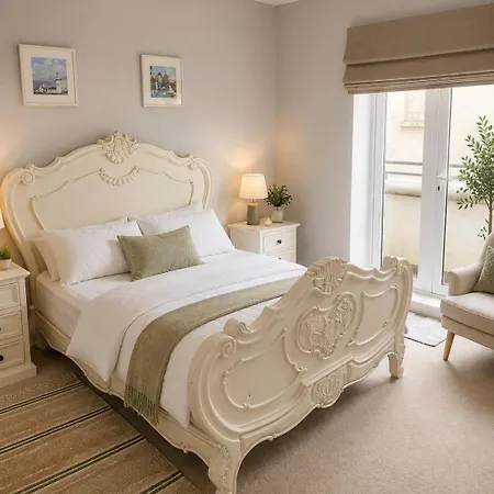 Salthill Haven Sleeps 5 With A Sea View Lägenhet *